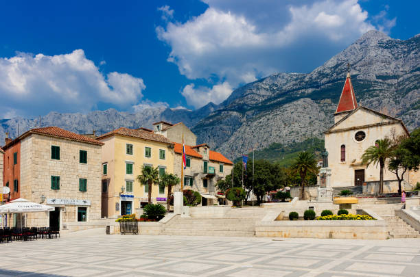 andrija kacic miosic square. ville de makarska. - st marks cathedral photos et images de collection