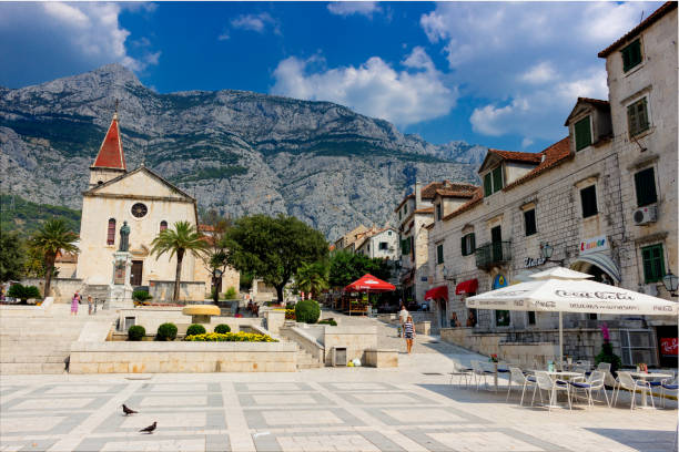 andrija kacic miosic square. stadt makarska. - st marks square stock-fotos und bilder