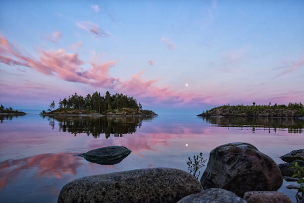 nuvole al tramonto che sembrano lingue di fiamme - karelia foto e immagini stock