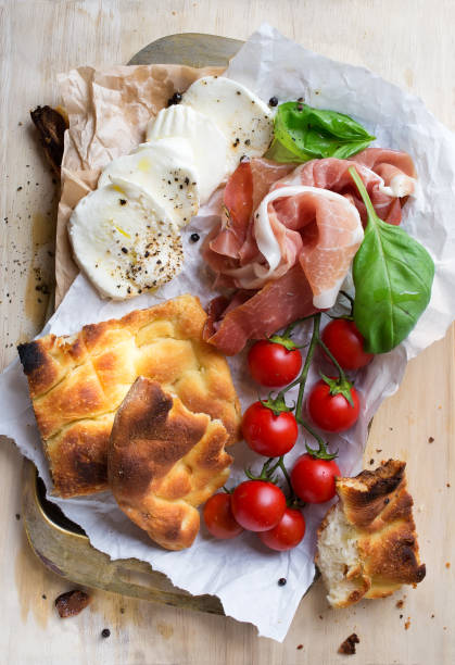 이탈리아 생활; 음식 배경; focaccia, 토마토, 햄, 모 짜 렐 라 - mozzarella tomato antipasto appetizer 뉴스 사진 이미지