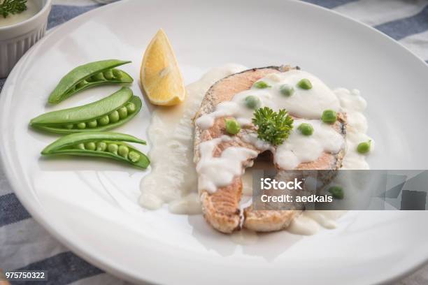 Gegrilltes Lachssteak Mit Zitrone Und Gemüse Stockfoto und mehr Bilder von Basilikum - Basilikum, Essen am Tisch, Essgeschirr