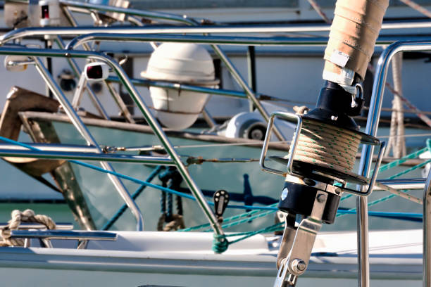 деталь роликовых джайб парусника пришвартован в гавани - moored nautical vessel tied knot sailboat стоковые фото и изображения