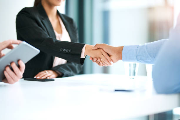portare il meglio del business a bordo - handshake human hand business relationship business foto e immagini stock
