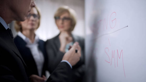 istock Head of department giving business tasks to his female colleagues, visualization 975777632