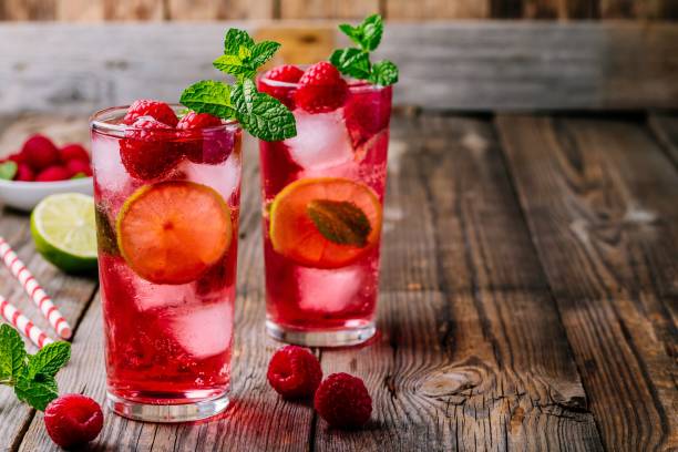 raspberry mojito limonade au citron vert et menthe fraîche dans le verre sur fond en bois - champagne cocktail raspberry pink photos et images de collection