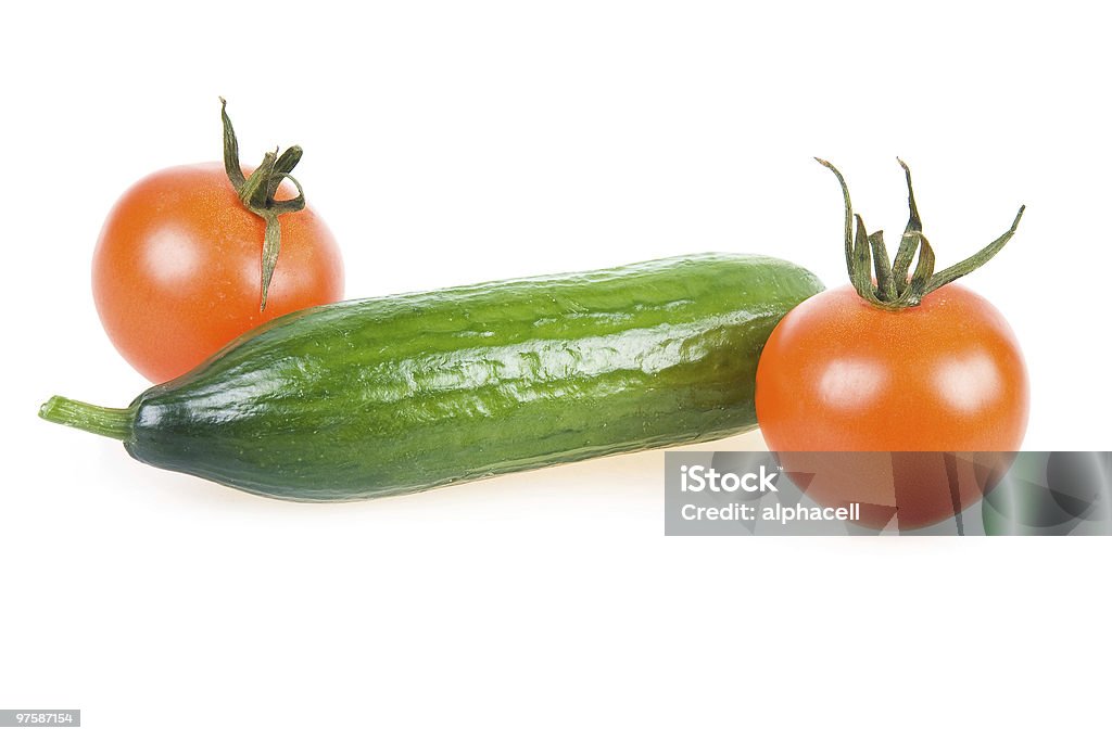 Due pomodori maturi e cetriolo isolato - Foto stock royalty-free di Alimentazione sana