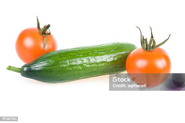 Due Pomodori Maturi E Cetriolo Isolato - Fotografie stock e altre immagini di Alimentazione sana - Alimentazione sana, Bibita, Cetriolo