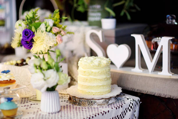 cupcake colorati decorati su un dolce tavolo in qualche evento festivo - wedding reception wedding cake wedding cake foto e immagini stock