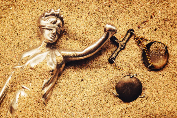 모래에 묻혀 규모와 여자 정의의 동상 - just sand 뉴스 사진 이미지