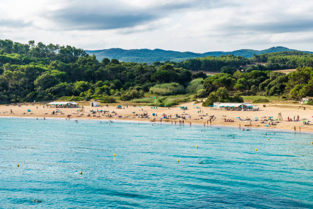 praia de castell, costa brava, girona, catalunha, espanha - beach kiosk above - fotografias e filmes do acervo