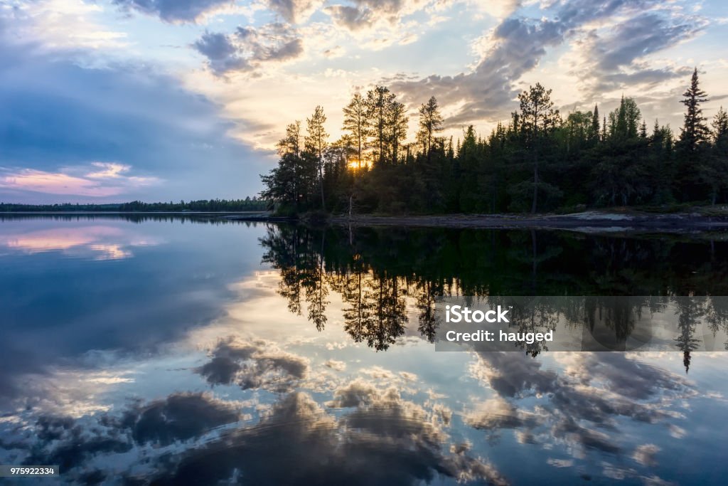 Lac avec multi couleur reflets du ciel - Photo de Amérique du Nord libre de droits