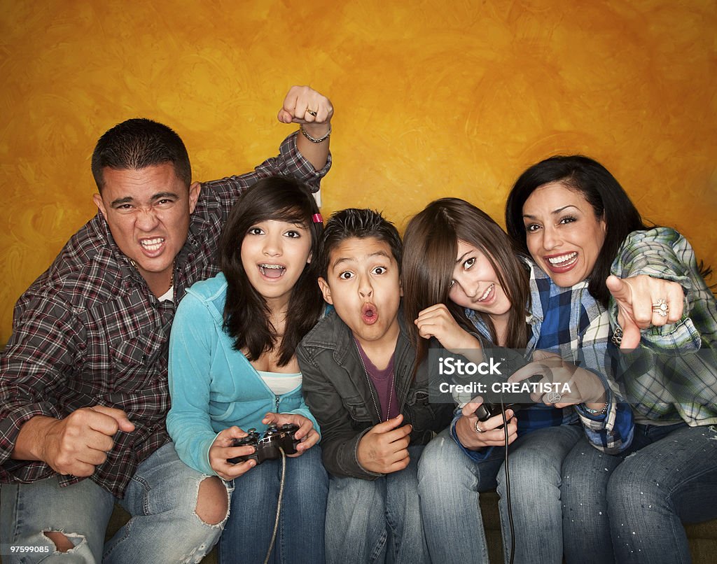 Семья, играя в видео игры - Стоковые фото Латиноамериканская и испанская этническая группа роялти-фри