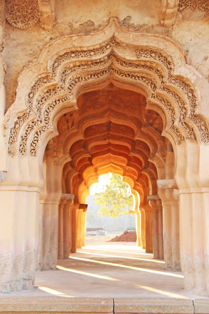 templo de lótus mahal em hampi, karnataka, índia. beautiful esculpida arco de pedra e pôr do sol. uma rota turística do estado de goa. belo templo hindu - religious heritage - fotografias e filmes do acervo