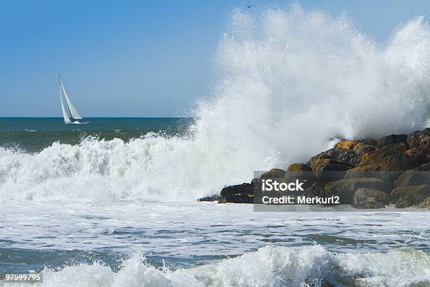 Oceano Surf Quebrar No Pontão Com Veleiro - Fotografias de stock e mais imagens de Ao Ar Livre - Ao Ar Livre, Areia, Atividade