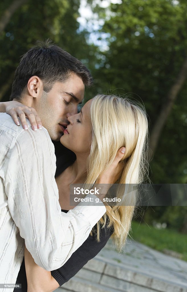 Sous le signe de l'amour heureux jeune couple embrasser, en plein air - Photo de 20-24 ans libre de droits