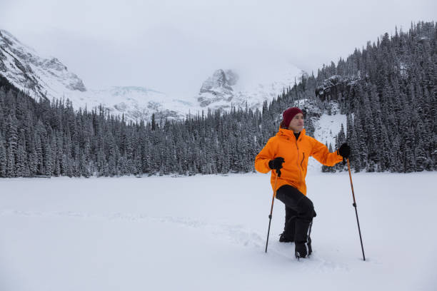 istock Hiking Joffre Lakes 976016930
