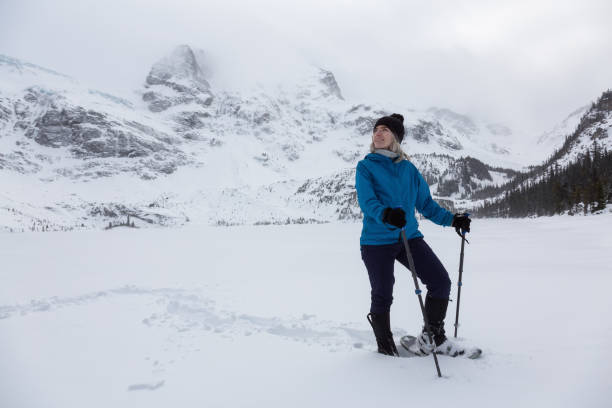 istock Snowshoeing Joffre Lakes 976017710