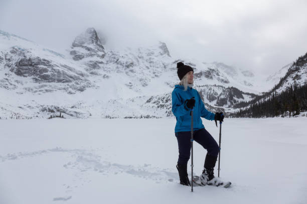 istock Snowshoeing Joffre Lakes 976018196