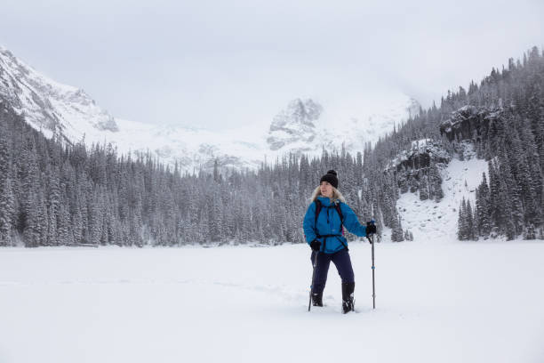 istock Snowshoeing Joffre Lakes 976018698