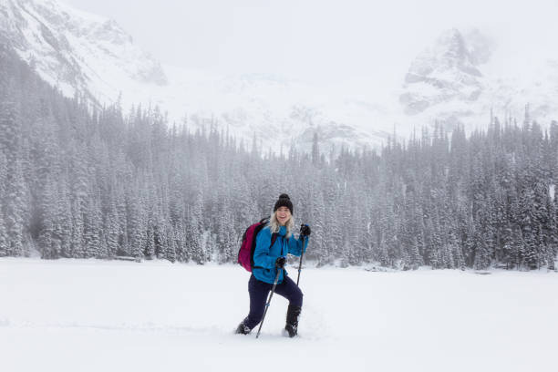 istock Snowshoeing Joffre Lakes 976019522