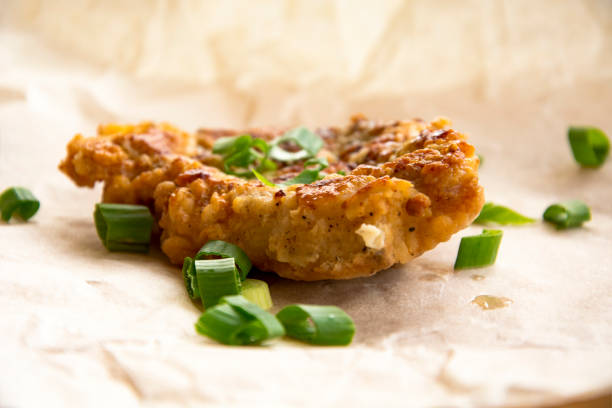 costeletas de porco fresco frito polvilhado com cebolinha e ketchup.  acordo sobre o papel de embrulho - pork chop fine dining wine - fotografias e filmes do acervo