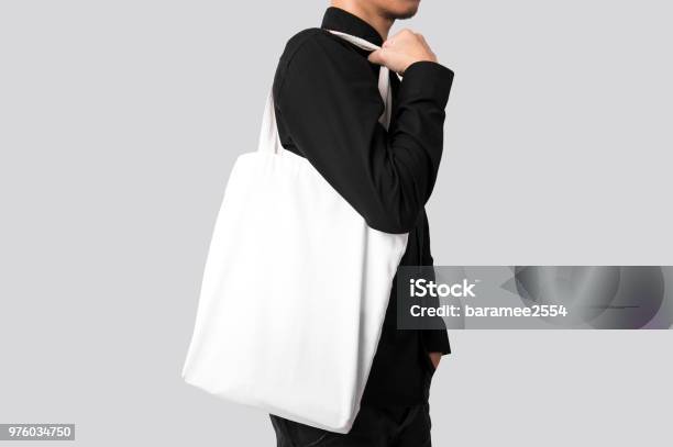 Mann Hält Tasche Canvas Stoff Für Mockup Leeren Vorlage Isoliert Auf Grauem Hintergrund Stockfoto und mehr Bilder von Henkeltasche