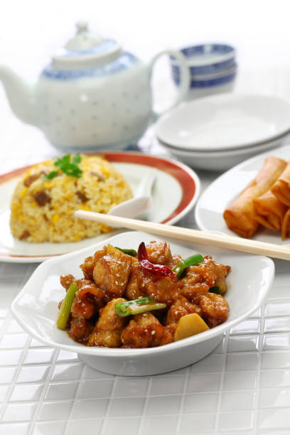 general tso’s chicken, fried rice, spring rolls, american chinese cuisine - chicken general tso food imagens e fotografias de stock