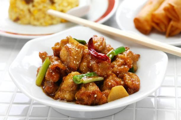 general tso’s chicken, fried rice, spring rolls, american chinese cuisine - chicken general tso food imagens e fotografias de stock