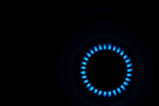 erdgas mit blauen flammen - pipeline gas pipe pipe natural gas stock-fotos und bilder