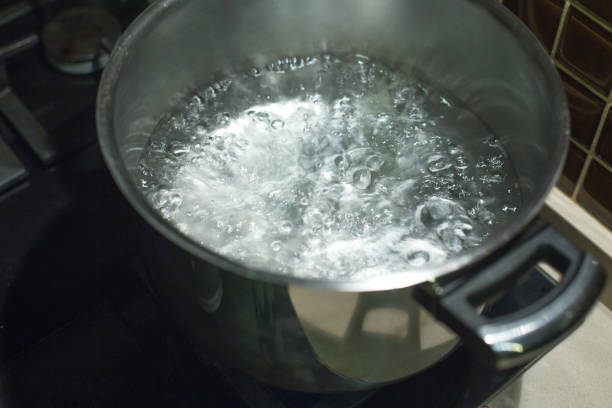 끓음 저수시설 - 끓는 물에 삶기 뉴스 사진 이미지