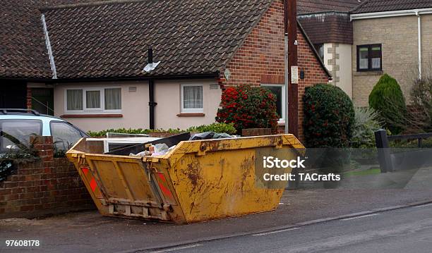 Dumpster Foto de stock y más banco de imágenes de Amarillo - Color - Amarillo - Color, Animal doméstico, Autoridad