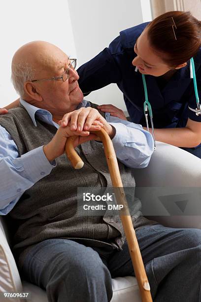 Foto de Homem Sênior Sendo Visitado Por Um Enfermeiro Em Casa e mais fotos de stock de Adulto