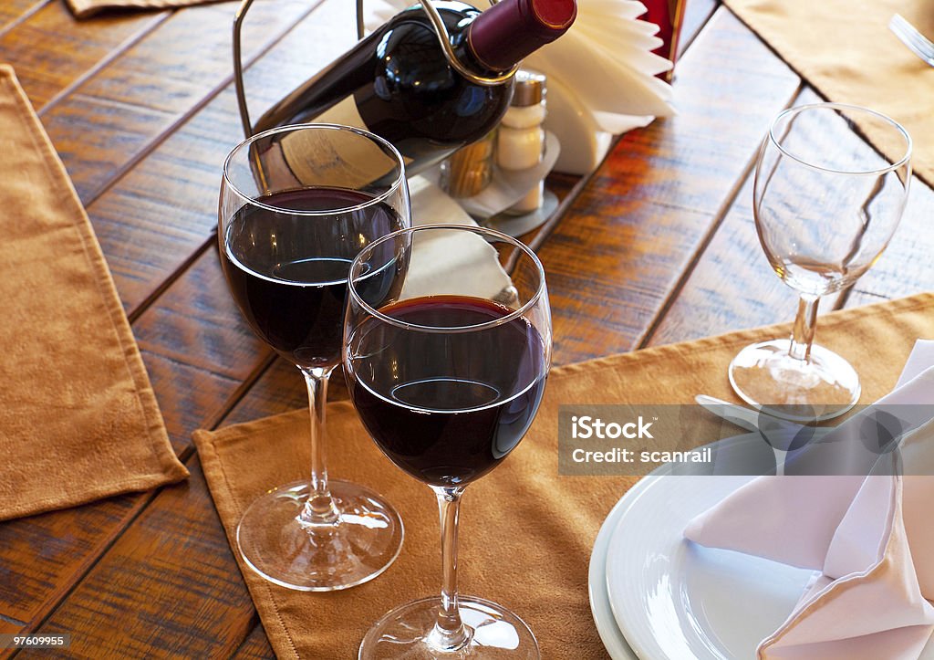 Mesa servida en el restaurante - Foto de stock de Alimento libre de derechos