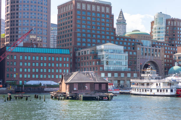 istock Old house at Massachusetts Bay 976125698