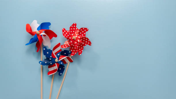 7 月第 4 回テーマは、青の背景に風車を紙します。 - patriotic paper ストックフォトと画像