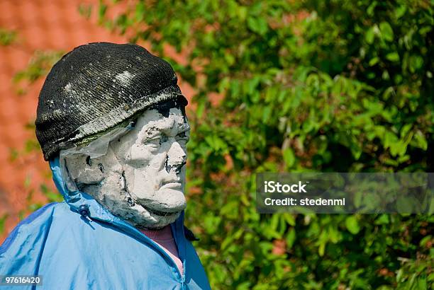 Photo libre de droit de Ancienne Statue De Pierre Utilisés Comme Un Épouvantail 02 banque d'images et plus d'images libres de droit de Sale