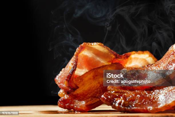 Bacon Caliente Con Vapor Aislado En Negro Foto de stock y más banco de imágenes de Tocino ahumado - Tocino ahumado, Primer plano, Calor