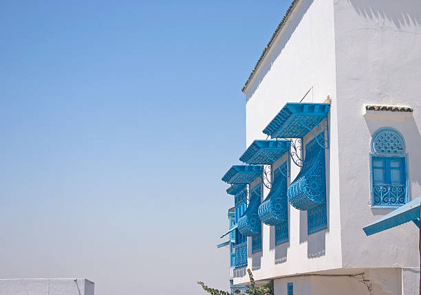 Janelas em Sidi Bou Said, Tunísia - foto de acervo