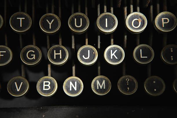 teclado de máquina de escrever antiga - typewriter keyboard typewriter antique old fashioned - fotografias e filmes do acervo