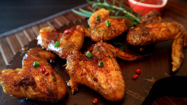 ростеские куриные крылышки и соус на деревянном фоне. - wing spicy chicken wings sauces chicken стоковые фото и изображения