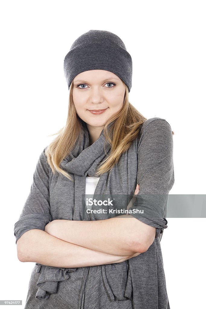 Jeune jolie femme en bonnet et écharpe gris - Photo de Adulte libre de droits