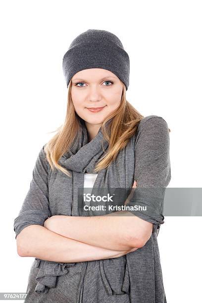 Photo libre de droit de Jeune Jolie Femme En Bonnet Et Écharpe Gris banque d'images et plus d'images libres de droit de Adulte - Adulte, Beauté, Belle femme