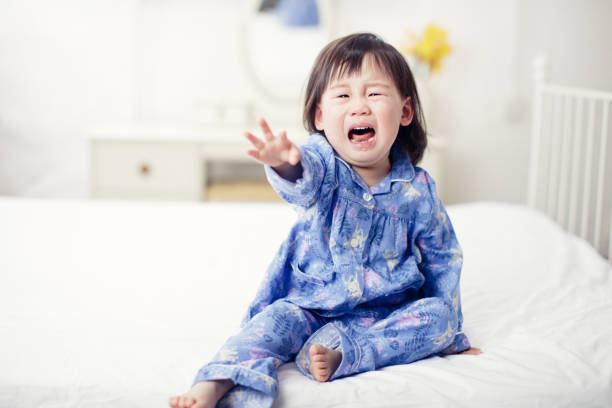 llanto de la niña no quiere dormir - sick girl fotografías e imágenes de stock