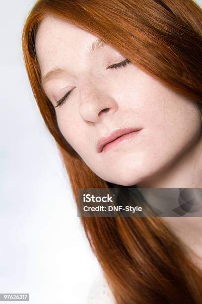 Red Freckles Zamknięte Oczy - zdjęcia stockowe i więcej obrazów Białe tło - Białe tło, Ceremonialny makijaż, Dorosły