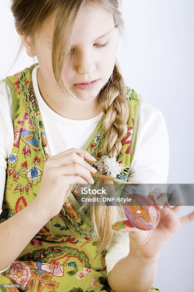 若い女の子絵画卵、オイスター - 6歳から7歳のロイヤリティフリーストックフォト