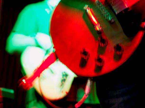 cuerpos de guitarra bajo la luz de la etapa - nightlife saxophonist human finger human hand fotografías e imágenes de stock