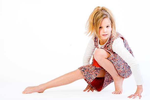 блондинка детей растяжения ее ногу - 6728 стоковые фото и изображения