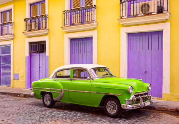 voiture américaine de fait à cuba - taxi retro revival havana car photos et images de collection