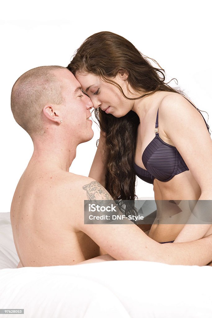 Jovem Casal sentado na cama fondling para - Royalty-free 20-24 Anos Foto de stock