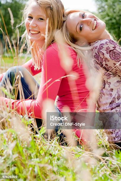 Foto de Estilo De Vida Sisters e mais fotos de stock de 20-24 Anos - 20-24 Anos, Abraçar, Adulto